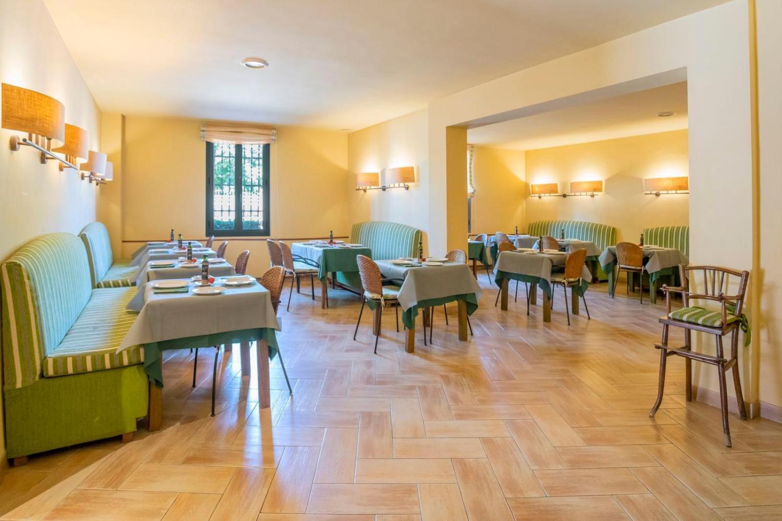 Apartaments Suites Sant Jordi Монбріо-дель-Камп Екстер'єр фото