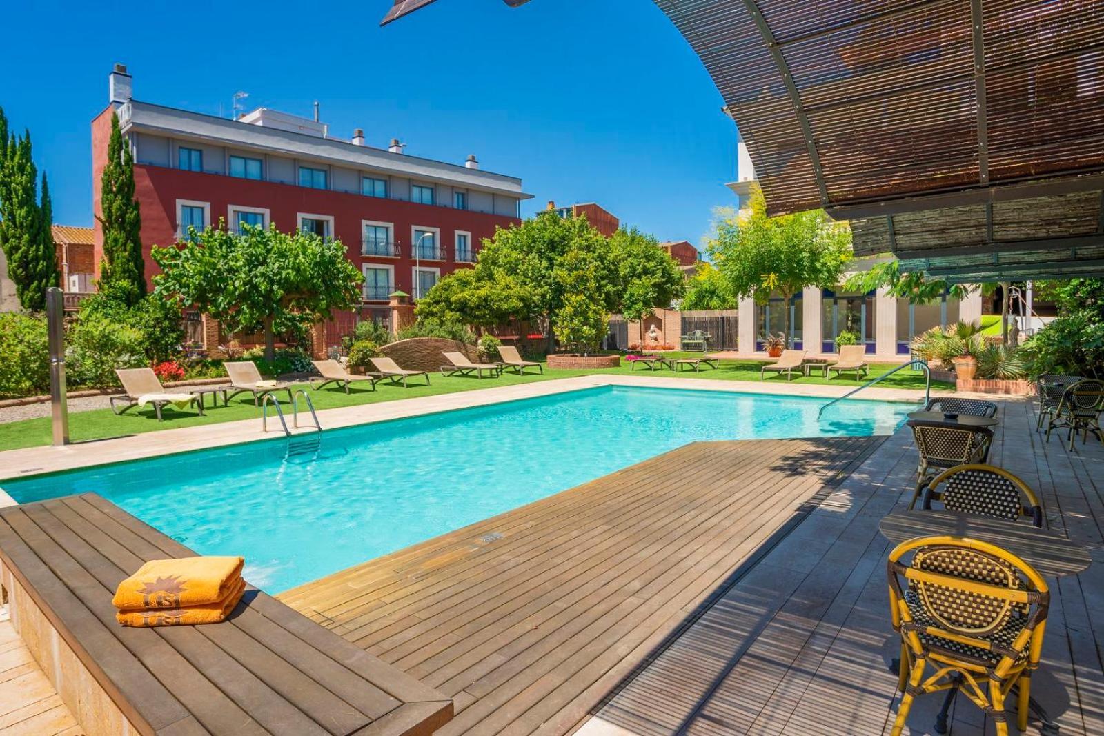 Apartaments Suites Sant Jordi Монбріо-дель-Камп Екстер'єр фото