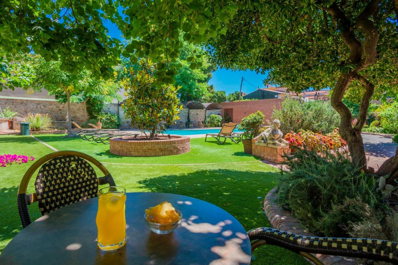 Apartaments Suites Sant Jordi Монбріо-дель-Камп Екстер'єр фото