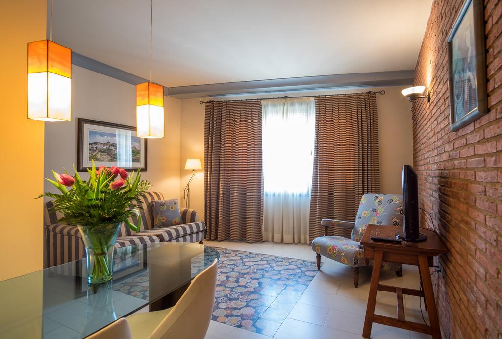 Apartaments Suites Sant Jordi Монбріо-дель-Камп Екстер'єр фото